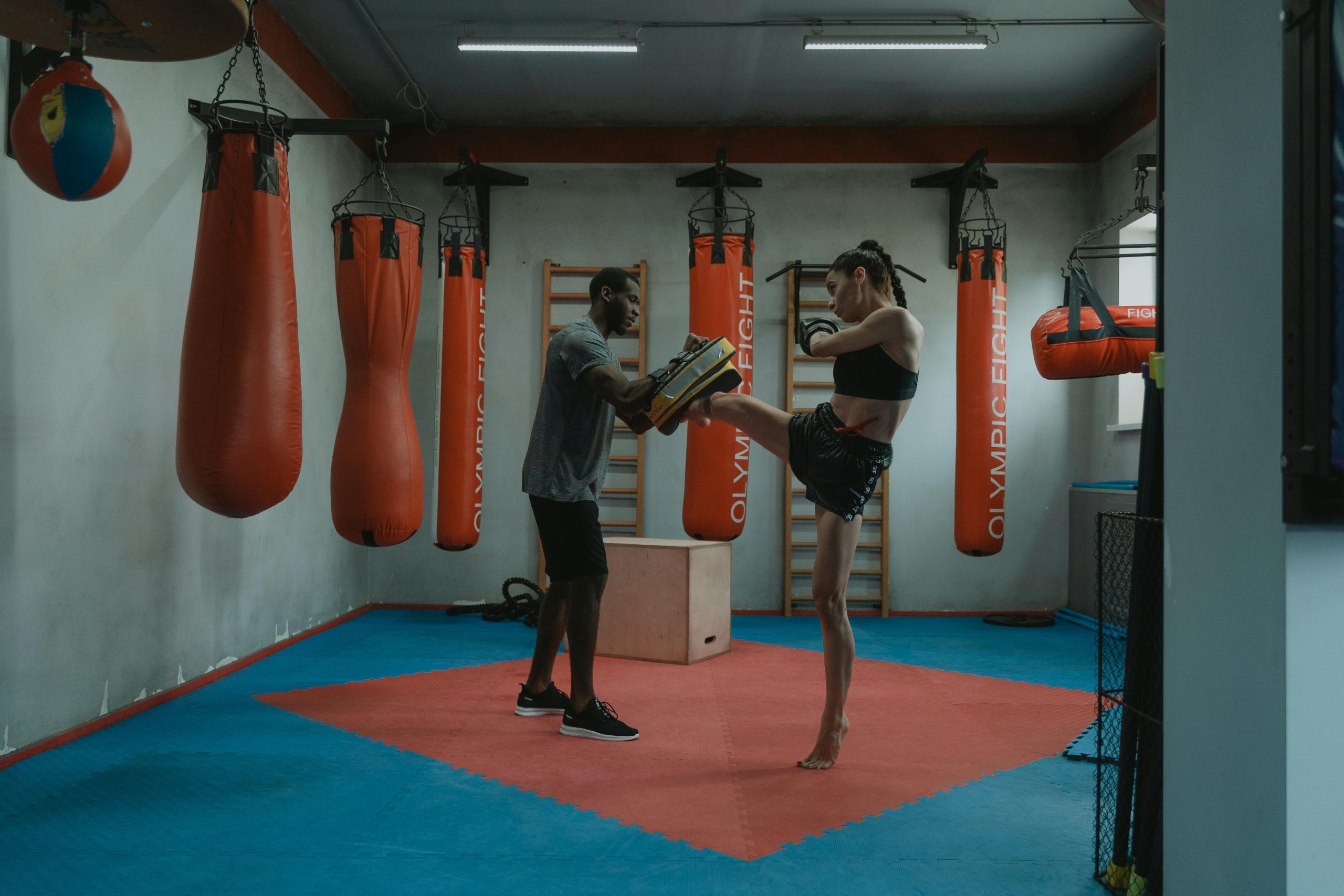 Coach de boxe donnant des conseils à un débutant pendant un entraînement