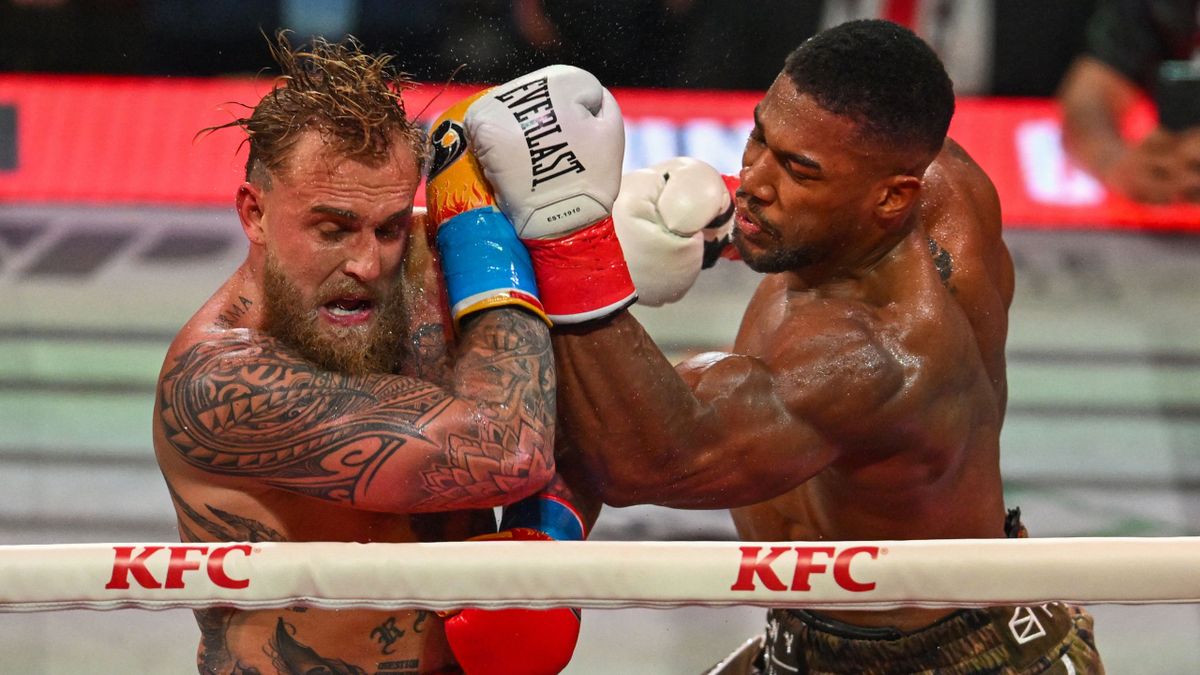 Jake Paul vs Joshua en plein combat de boxe, montrant l’intensité et le côté spectacle de la boxe moderne