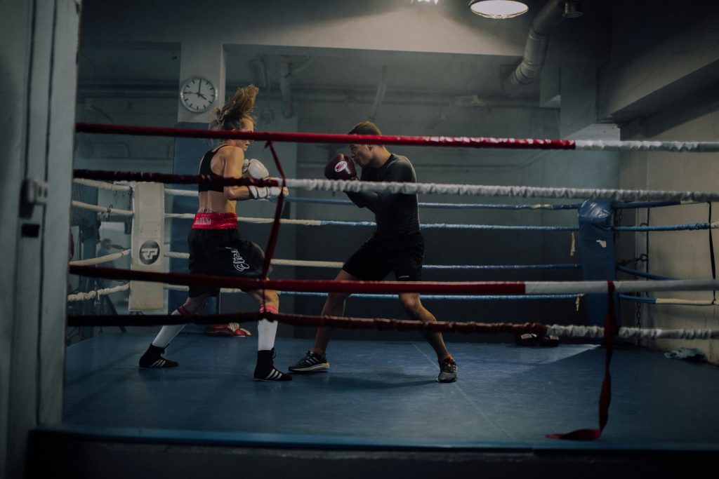 Séance de boxe anglaise en club : travail technique, cardio et déplacements sur le ring, dans un cadre encadré et sécurisé.
