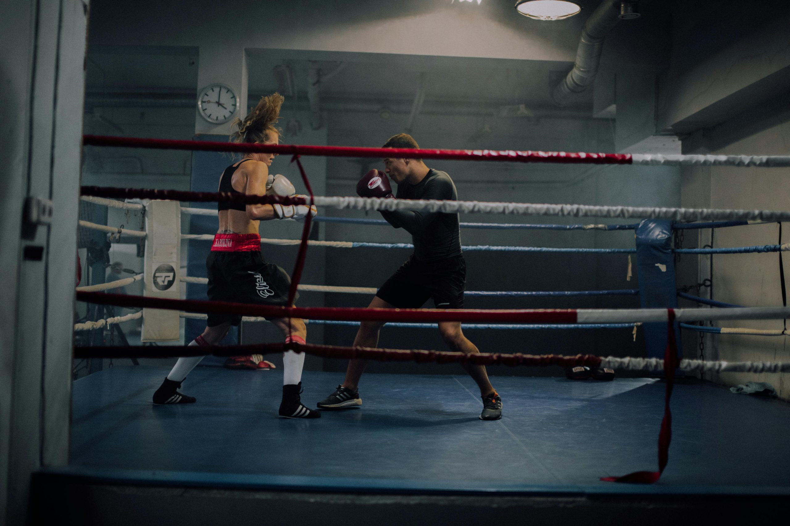 Séance de boxe anglaise en club : travail technique, cardio et déplacements sur le ring, dans un cadre encadré et sécurisé.