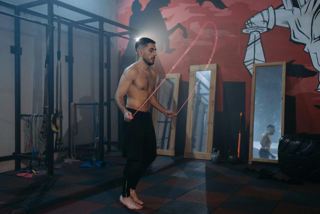 Boxeur s'entraînant à la corde à sauter dans une salle de boxe