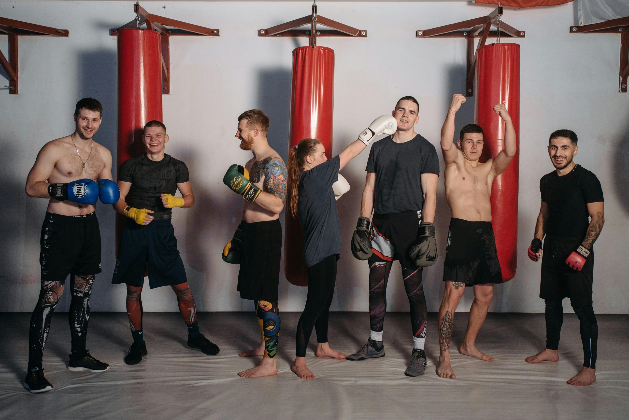 Boxe sport collectif : groupe de boxeurs s'entraînant ensemble dans une salle de boxe avec sparring et coaching collectif